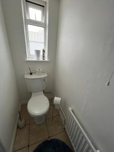 Fotografie z fotogalerie ubytování 4 Bed House - Sleeps 8 - Parking - Garden - Wifi v destinaci Buckingham