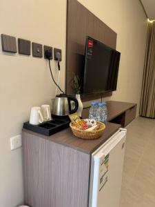 una cucina con bancone, piano cottura e TV di شقق طلال الفندقية- Talal hotel apartments a Al Ula