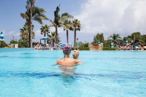 Bazén v ubytování Hotel Calabrisella nebo v jeho okolí