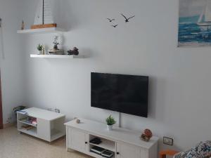 A television and/or entertainment centre at Casa La Palmera