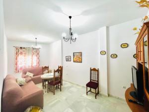 una sala de estar con un sofá y una mesa en La Casa del Cuco, en Almodóvar del Río