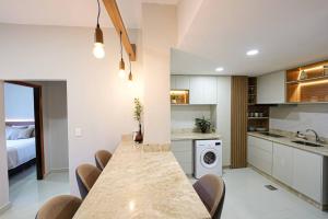 Cuina o zona de cuina de Urban Suite with Style and Views