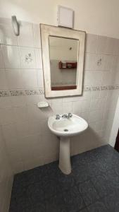 アルタ・グラシアにある760 D Apartamentosの洗面台と鏡のあるバスルーム