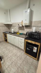 アルタ・グラシアにある760 D Apartamentosのシンクとコンロのあるキッチン トップオーブン