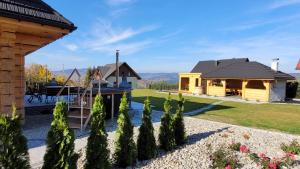 una casa con vista su una casa di Górskie Przysiółki w Koniakowie - Dom z bala GÓRALSKI LOFT a Koniaków
