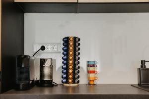 un comptoir avec un assortiment d'outils sur un plan de travail dans l'établissement Regnare Residence, à Zagreb