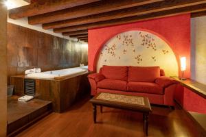 a living room with a couch and a bath tub at Hotel Boutique Casona de la China Poblana - Adults Only in Puebla +91 photos