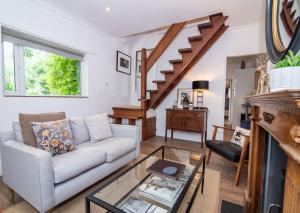 Una sala de estar con un sofá y una mesa de cristal. en Host & Stay - Terrace House on Canal, en Worcester