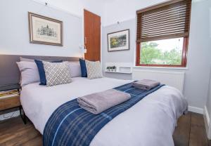 Un dormitorio con una cama grande con dos toallas encima. en Host & Stay - Terrace House on Canal, en Worcester
