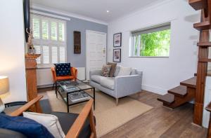 una sala de estar con un sofá y una mesa en Host & Stay - Terrace House on Canal, en Worcester 13 fotos más