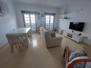 A television and/or entertainment centre at Casa La Palmera