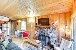 sala de estar con chimenea y TV en la pared en Near Skiing and Hiking Dog-Friendly Big Bear Cabin, en Big Bear City