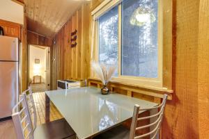 Un comedor con una mesa y una ventana. en Near Skiing and Hiking Dog-Friendly Big Bear Cabin, en Big Bear City 18 fotos más