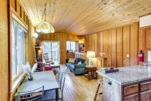 cocina y sala de estar con paneles de madera en Near Skiing and Hiking Dog-Friendly Big Bear Cabin, en Big Bear City
