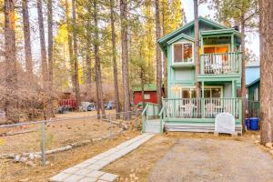 Casa verde con balcón en el bosque en Near Skiing and Hiking Dog-Friendly Big Bear Cabin, en Big Bear City