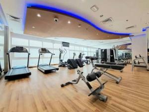 Fitness centrum a/nebo fitness zařízení v ubytování Stylish Studio With Amazing View