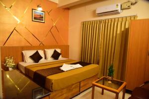 Voodi või voodid majutusasutuse Rajalakshmi Comforts Mysuru toas