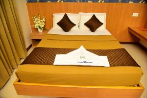 Voodi või voodid majutusasutuse Rajalakshmi Comforts Mysuru toas