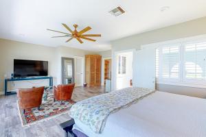 a bedroom with a bed and a ceiling fan at Plein Air Point in Marathon
