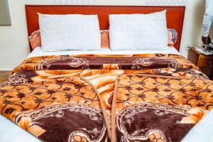 CERGY PONTOISE Hôtel Bafoussam客房内的一张或多张床位