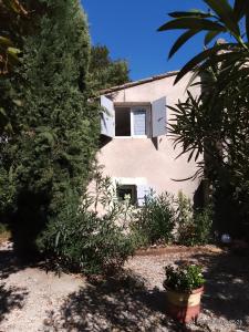 ein Haus mit einem Fenster an der Seite in der Unterkunft charmante maisonnette au calme in Montélimar