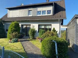 a house with a fence in front of it at Schöne Ferienwohnung mit Terrasse, nur 2 Minuten zur Autobahn in Wermelskirchen