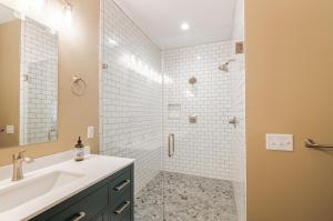 ห้องน้ำของ Luxe Lodge Designer Decorated Hot Tub Slope Views +48 ภาพ