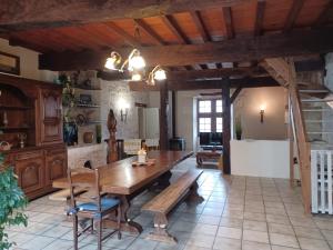 una sala da pranzo con tavolo e sedie in legno di CHALEUREUX COTTAGE, PISCINE PATIO a Tayrac