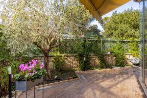 a backyard with a fence and a tree at Fleming hill apartments - Free Private Parking & Garden in Rome
