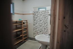 Un baño con lavabo y cortina de ducha. en Casas San Miguel, en Salem 64 fotos más