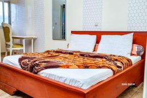 CERGY PONTOISE Hôtel Bafoussam客房内的一张或多张床位