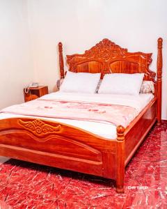 Postel nebo postele na pokoji v ubytování CERGY PONTOISE Hôtel Bafoussam