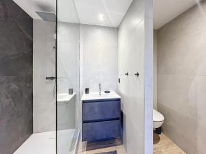 a bathroom with a toilet and a sink and a shower at Appartement rénové, ski aux pieds, centre station, 8 pers, balcon, WiFi - FR-1-267-301 in La Toussuire +8 photos