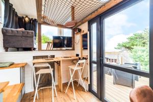 Photo de la galerie de l'établissement Jacuzzi Tiny-House face mer Evasion sur la falaise, à Trévou-Tréguignec