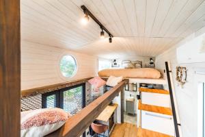 Photo de la galerie de l'établissement Jacuzzi Tiny-House face mer Evasion sur la falaise, à Trévou-Tréguignec 15 autres photos