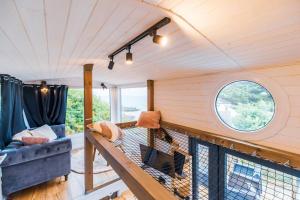 Μπαλκόνι ή βεράντα στο Jacuzzi Tiny-House face mer Evasion sur la falaise +15 φωτογραφίες