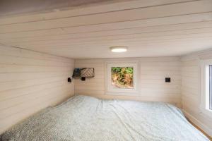 Ένα ή περισσότερα κρεβάτια σε δωμάτιο στο Jacuzzi Tiny-House face mer Evasion sur la falaise