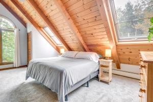 Katil atau katil-katil dalam bilik di Milton Hidden Gem with Pool, Hot Tub and Fireplace! +22 gambar