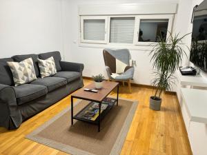 PolancoApartamentos Olga Cantabria的带沙发和咖啡桌的客厅