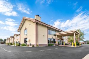 a large office building with a parking lot at Best Western Paradise Inn in Savoy