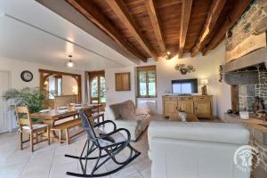 een woonkamer met een tafel en een bank bij De dartagnan in Val Couesnon