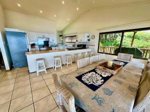 a kitchen and living room with a table and chairs at Kangela 1 in Ponta Malongane