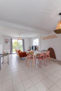 a kitchen and living room with a table and chairs at AN 21 - Charmante maison a 300m de la mer in Porspoder