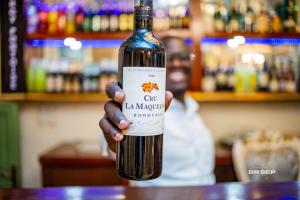 CERGY PONTOISE Hôtel Bafoussam的酒水