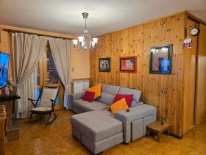 ein Wohnzimmer mit einer Couch und einem Sessel in der Unterkunft Home & Garden in Castel di Sangro