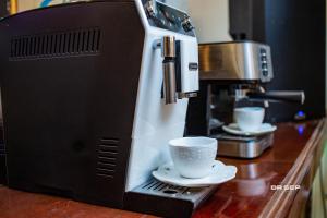 CERGY PONTOISE Hôtel Bafoussam的咖啡和沏茶工具