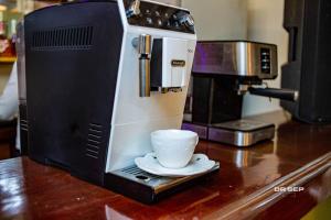 CERGY PONTOISE Hôtel Bafoussam的咖啡和沏茶工具