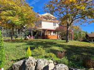 ein Haus mit einem Hof mit einer Felswand in der Unterkunft Home & Garden in Castel di Sangro + 16 Fotos