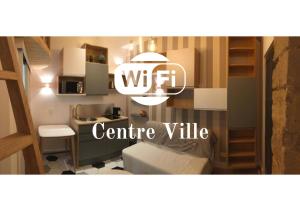pokój z kuchnią i salonem w obiekcie Charmant studio Lyon Terreaux - hyper centre w mieście Lyon