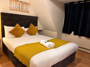a bedroom with a bed with a towel on it at Eltham Stay in Eltham +10 photos
